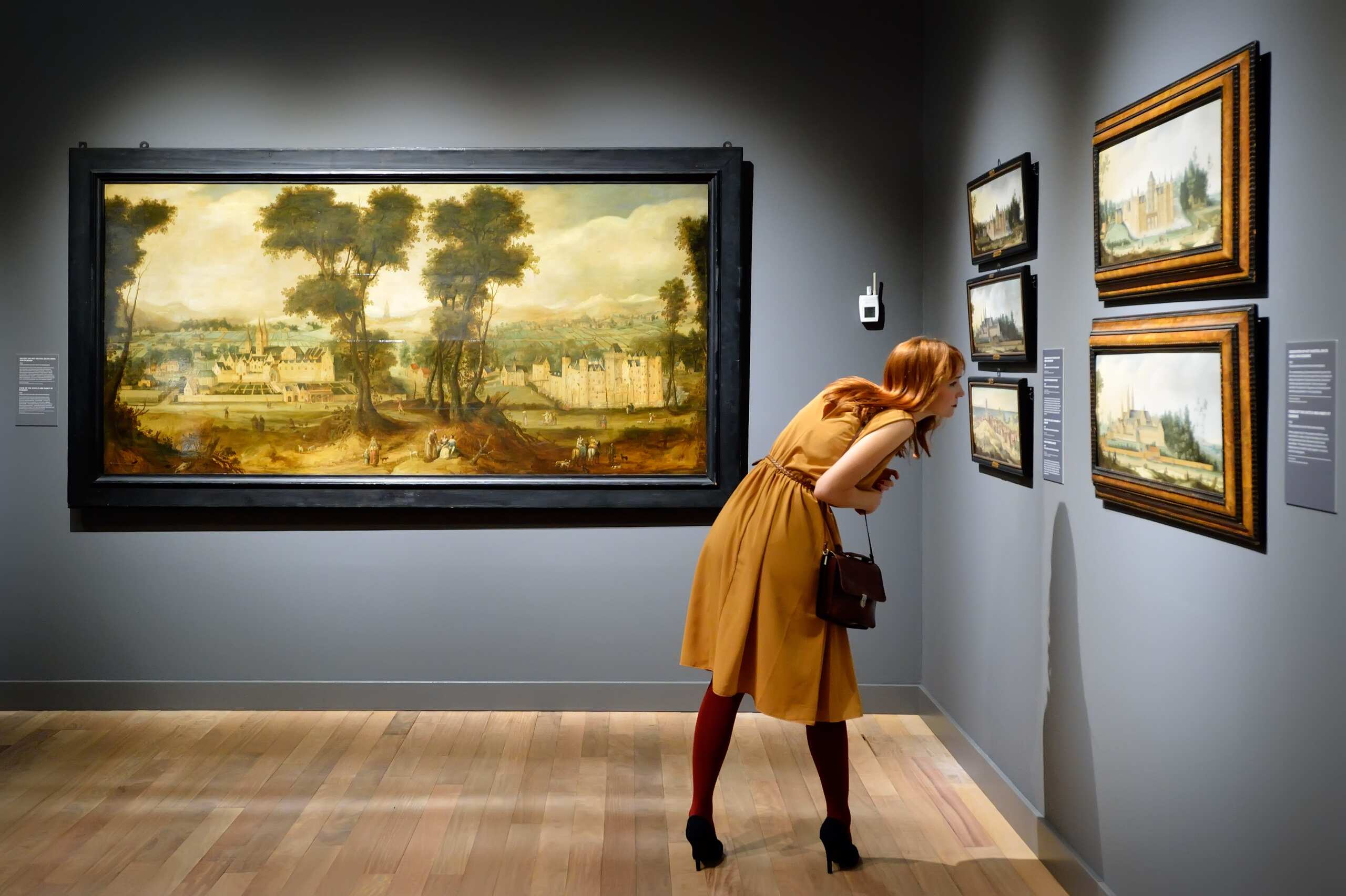 Binnenkant stedelijk museum Alkmaar persoon kijkend naar schilderijen
